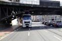 LKW blieb unter Bruecke haengen Koeln Deutz Opladenerstr Deutz Muelheimerstr P015